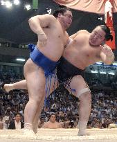 (2)Three tied for lead at Nagoya sumo tournament